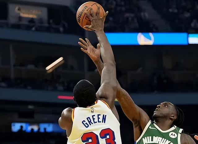 雄鹿鏖战吉林队，戈贝尔统治全场